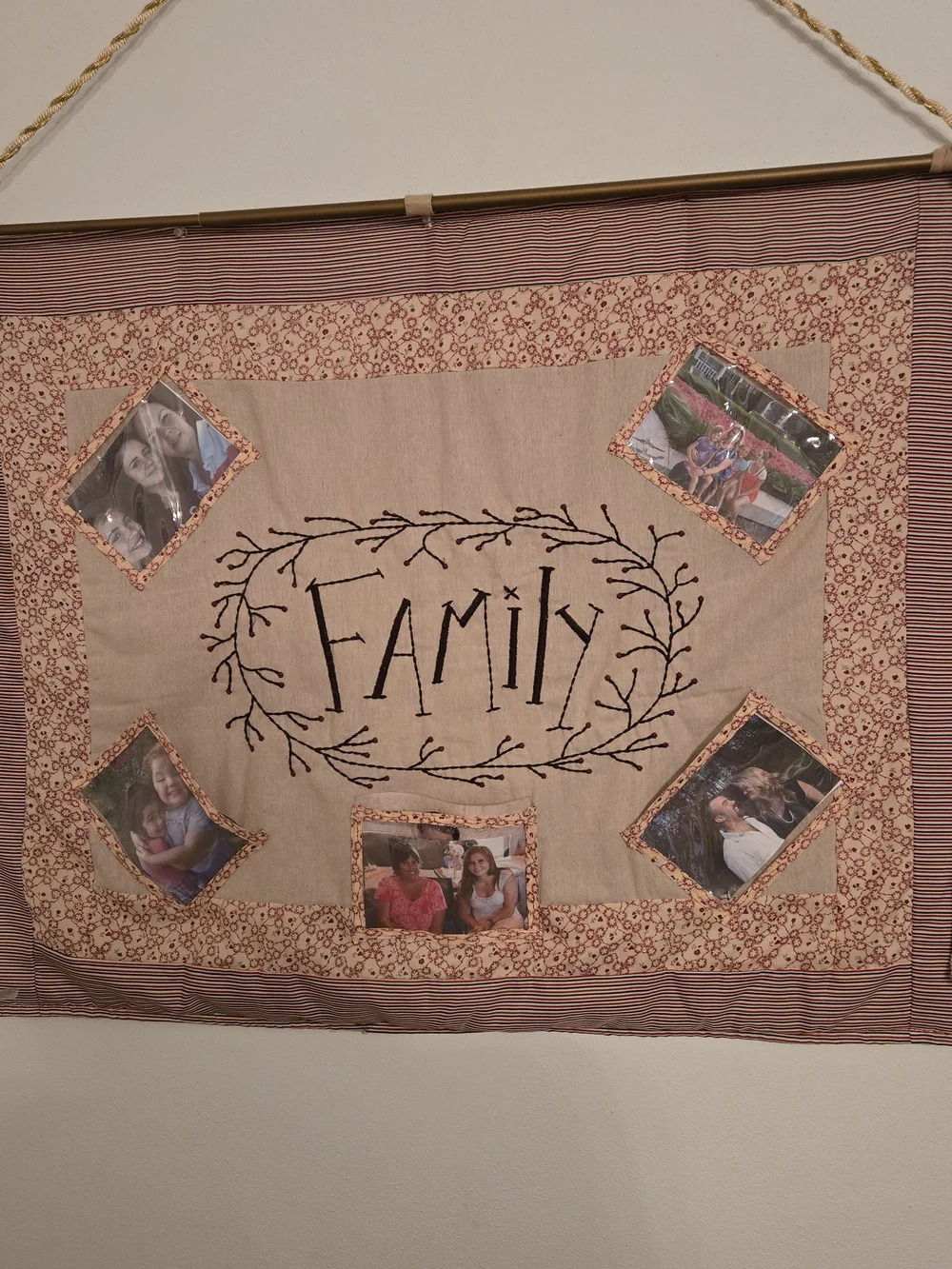 Family Wall Picture Display Tapestry With Interchangeable Pic Slots